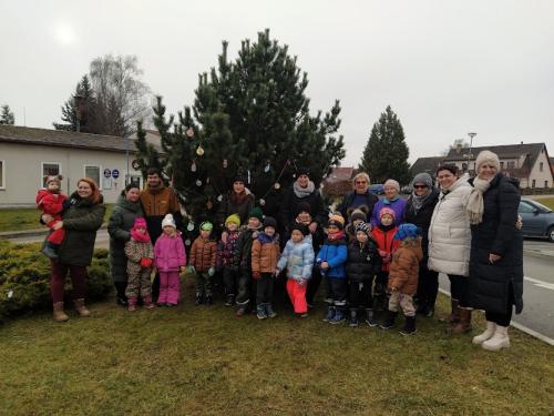 Společné vánoční zdobení stromečku dětmi, rodiči a babičkami.
